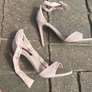 betsyville y2k stiletto heels with wrap tie cream size 8